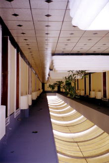 Hotel Handall内の開放的な廊下。